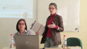Taiane Volcan, à esquerda, e Mabel Teixeira, à direita, durante a palestra “Discurso para e na internet”. Foto: Mariana Grego.