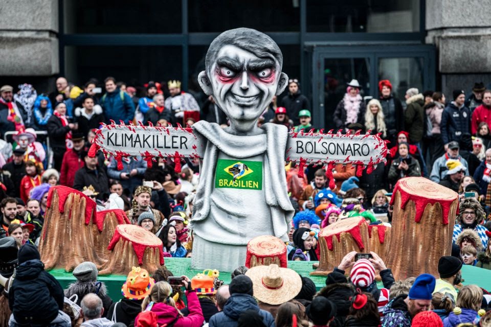 Bolsonaro é retratado como ‘assassino do clima’ no Carnaval de Dusseldorf, Alemanha (Foto de Lukas Schulze/Getty Images). Disponível em https://br.noticias.yahoo.com/carnaval-na-alemanha-tem-carro-210735580.html. Acesso: 16/02/2021. 