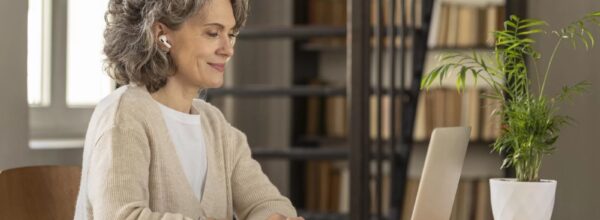 Ano 13 Nº 64/2025 Impressões de uma Licencianda em Letras – Português e Literatura de Língua Portuguesa sobre os desafios da iniciação à docência